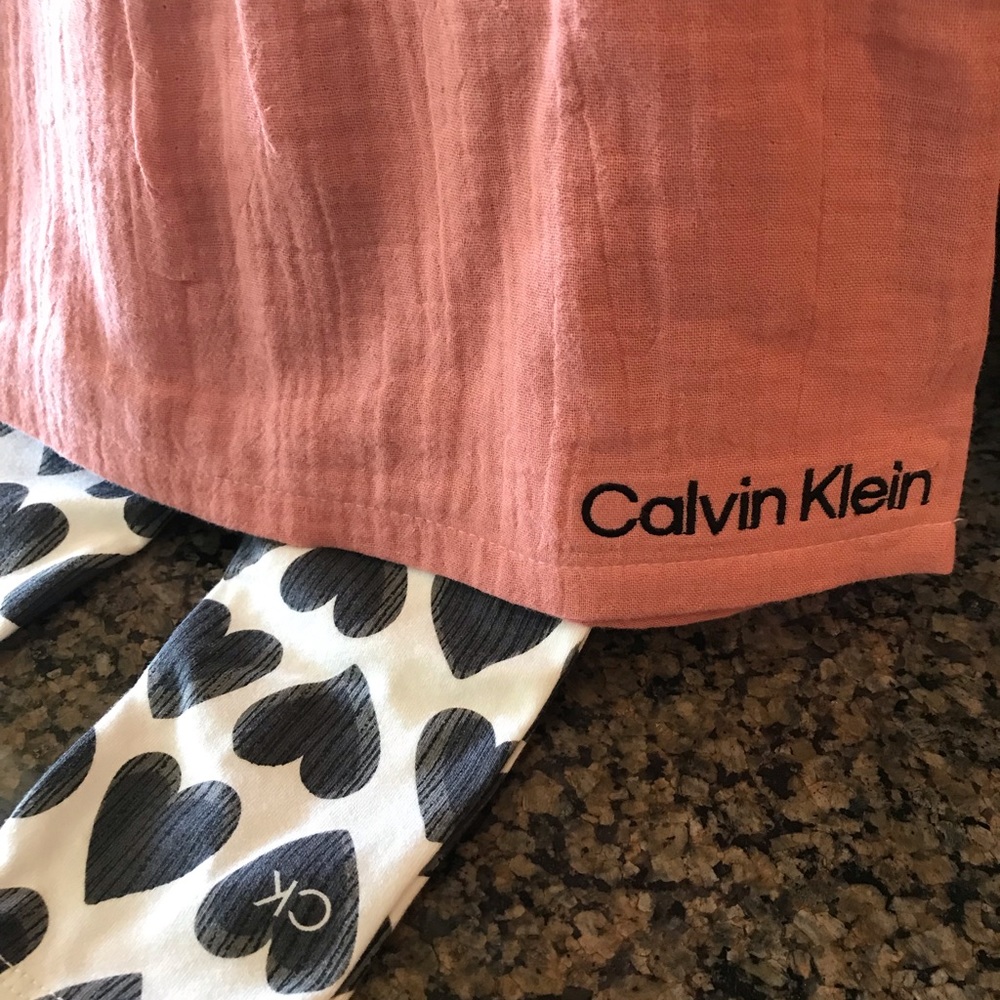 Calvin Klein 2 piece set.  Heart leggings sand top. Baby clothes NWT size 18M - Picture 4 of 9